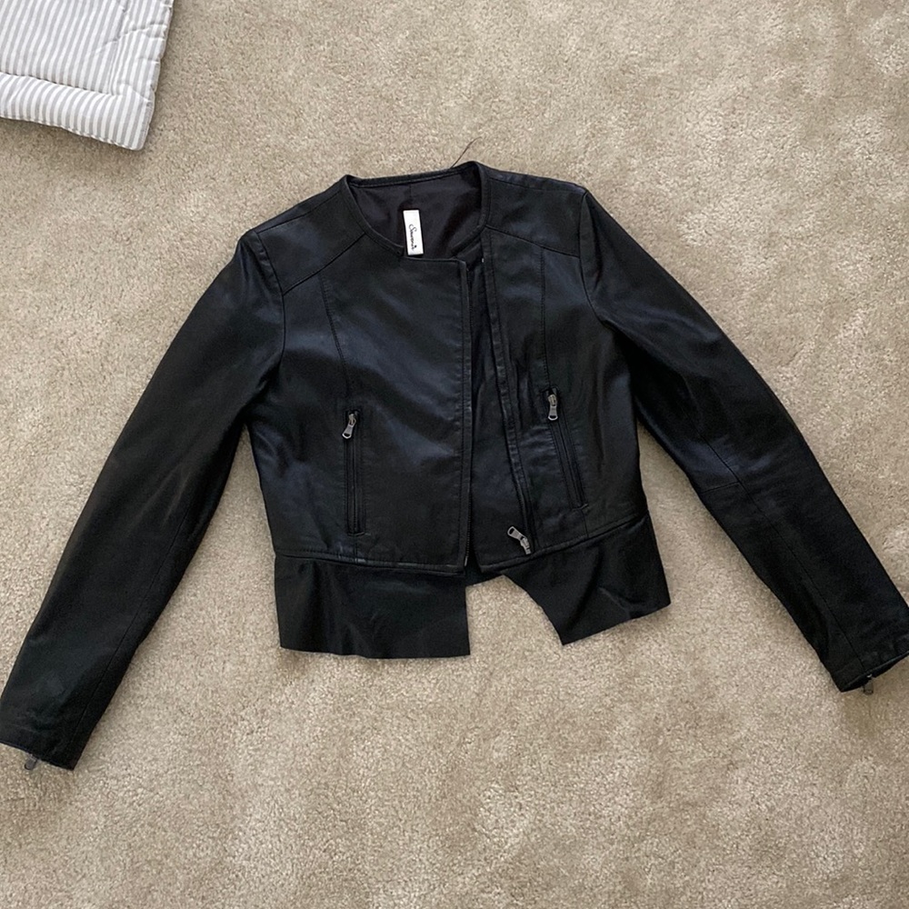 100% genuine leather jacket fits like a size small